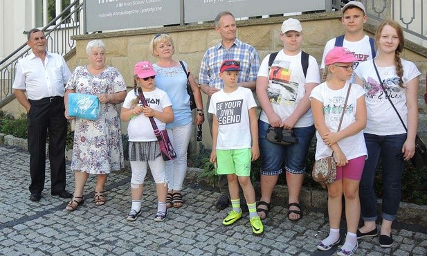 Z lewej - Janina i Władysław Mizia - najstarasze stażem małżeństwo na marszu oraz Anna i Tomasz Fąferko z Bulowic z szóstką (z ośmiorga) dzieci - najliczniejsza rodzina