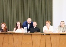 O bezdomności mówili ci, którzy wspierają osoby nią dotknięte. Od lewej: Urszula Wierzbicka, Agnieszka Wójcicka, ks. Damian Drabikowski, ks. Daniel Glibowski, Dagmara Kornacka i Karol Majewski