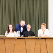 O bezdomności mówili ci, którzy wspierają osoby nią dotknięte. Od lewej: Urszula Wierzbicka, Agnieszka Wójcicka, ks. Damian Drabikowski, ks. Daniel Glibowski, Dagmara Kornacka i Karol Majewski