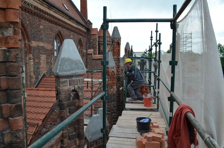 Prace przy kościele Mariackim w Słupsku