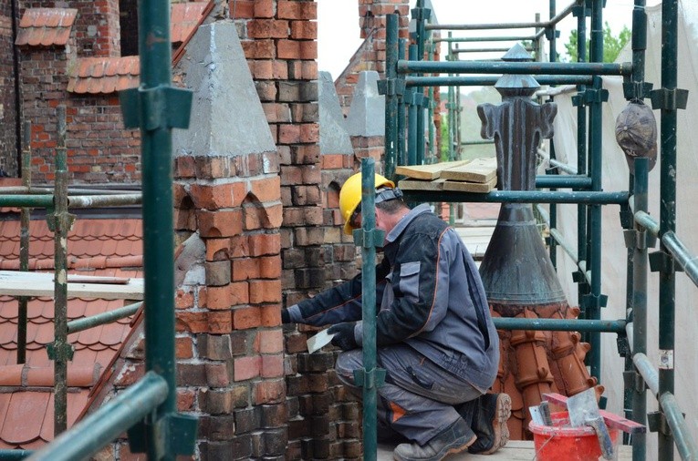 Prace przy kościele Mariackim w Słupsku