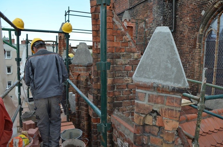 Prace przy kościele Mariackim w Słupsku