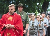 Ks. Mateusz Molak z żuromińskimi harcerzami w drodze do miejsca kaźni w byłym obozie koncentracyjnym.