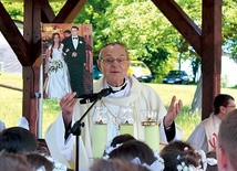 ▼	W czasie Mszy św. bp Antoni wyjaśniał dzieciom, czym jest sakrament małżeństwa.