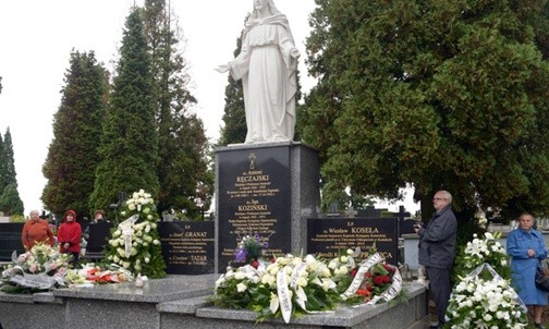 Grobowiec kapłanów w Końskich. Tu został pochowany ks. Marceli Prawica