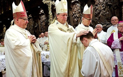 Metropolita prosił neoprezbiterów, by łączyli swoje kapłaństwo ze szczególnym zawierzeniem Maryi. 