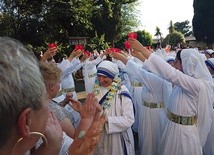 ▲	Wieniec z kwiatów i taniec – tak siostry przywitały s. Cordię i inne wieczystki po ślubach.