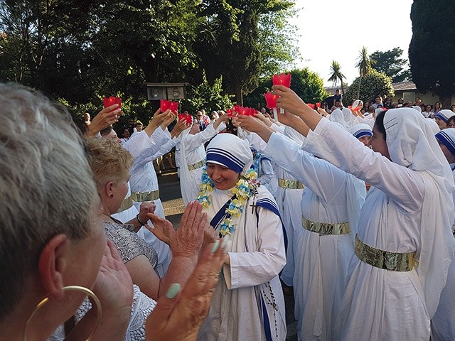 ▲	Wieniec z kwiatów i taniec – tak siostry przywitały s. Cordię i inne wieczystki po ślubach.