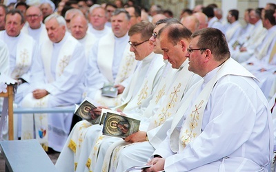 ▲	24 maja kapłani diecezji tarnowskiej wraz z pasterzem modlili się w Tuchowie.