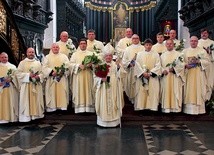 ▼	Po uroczystej Mszy św. przyszedł czas na zdjęcie jubilatów z metropolitą gdańskim.