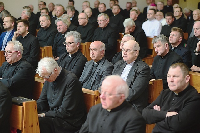 Na modlitwie zgromadziło się wielu warmińskich kapłanów.