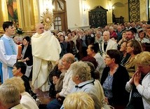 ▲	Biskup Piotr Greger udzielił wszystkim uczestnikom błogosławieństwa Najświętszym Sakramentem.