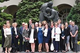 ▲	Uczestnicy konferencji na dziedzińcu uniwersyteckim.