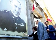 ▲	Uroczystego odsłonięcia wizerunku Witolda Pileckiego dokonały jego dzieci w asyście wiceministra sprawiedliwości Patryka Jakiego.