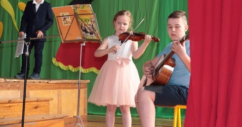 XVI powiatowy festiwal pn.: ”Przyjaźń nie jedno ma imię”.