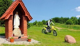 Nad torem w Ogrodnikach czuwa Matka Boża Fatimska.