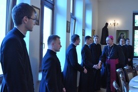 Bp Andrzej Jeż wita się z neoprezbiterami