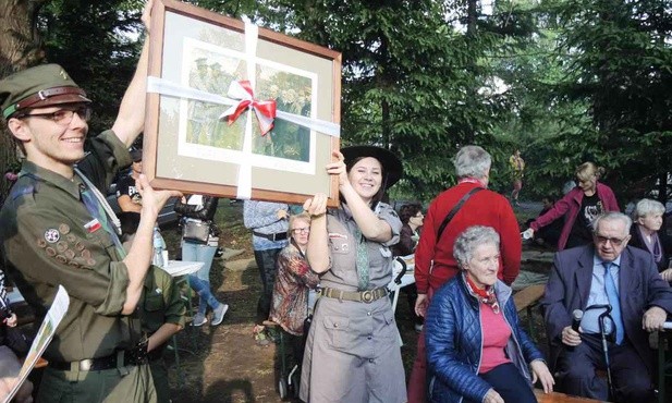 Druhowie z reprodukcją obrazu Jana Styki, podarowaną im przez Tadeusza Wróbla