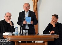 Ksiądz Krzysztof Ora zaprezentował książkę ze szczegółowymi normami dotyczącymi ochrony danych osobowych.