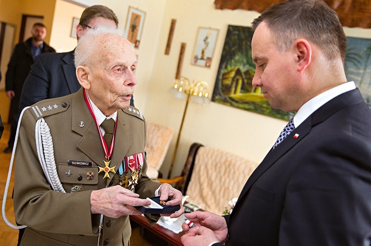 Gen. Tadeusz Bieńkowicz przekazuje prezydentowi Andrzejowi Dudzie więzienny krzyżyk.