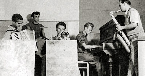 Koncert zespołu jazzowego Melomani w Ustroniu Morskim w 1958 r. Krzysztof Komeda przy pianinie.
