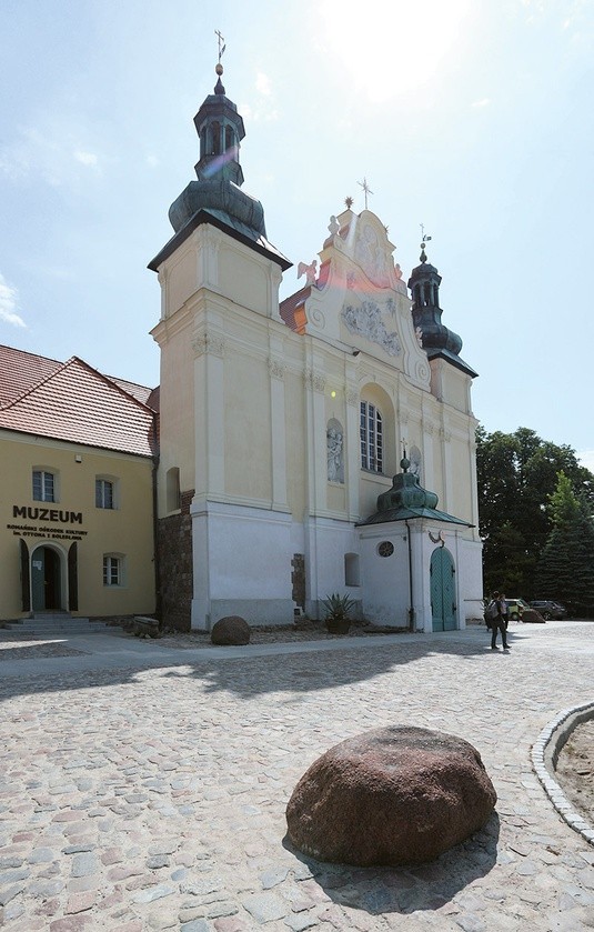 Niech nas nie zmyli barokowa fasada.  Kościół Świętej Trójcy  to świątynia romańska.