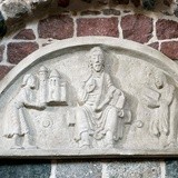 Rekonstrukcja tympanonu fundacyjnego rotundy św. Prokopa, zniszczonego przez Niemców podczas II wojny światowej.