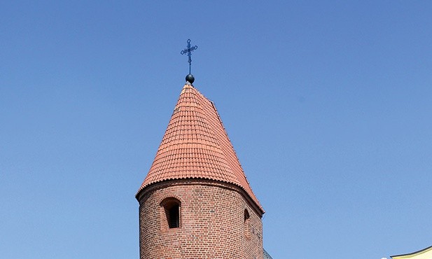 Największa romańska rotunda w Polsce ma bardzo grube mury. Przy wejściu mierzą one 1,10 m, a pod wieżą 2,65 m.