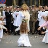 Centralna procesja Bożego Ciała w Warszawie gromadzi co roku kilka tysięcy wiernych