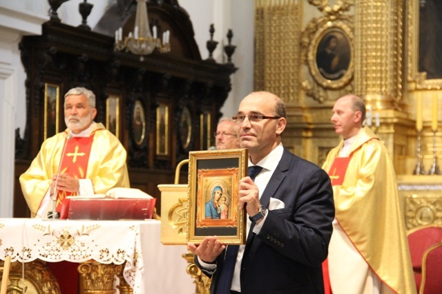 Myrna Nazzour w bazylice Świętego Krzyża