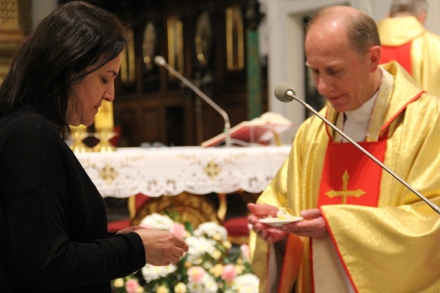 Myrna Nazzour w bazylice Świętego Krzyża