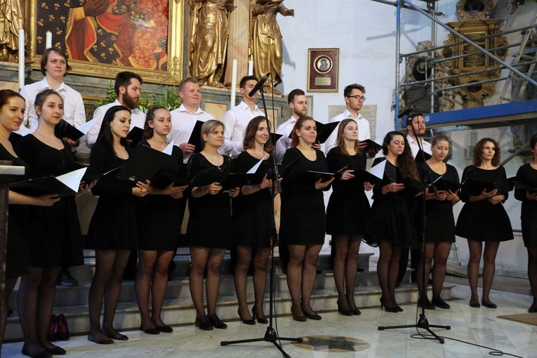 Bierzmowanie i 15-lecie bazyliki garnizonowej we Wrocławiu