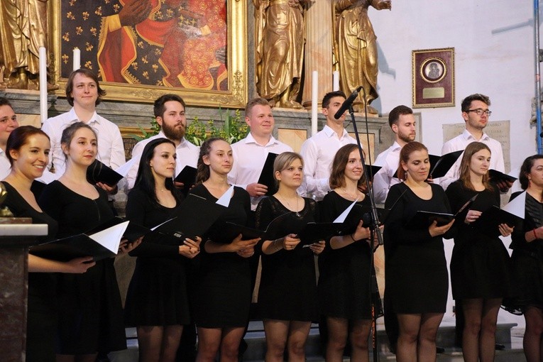 Bierzmowanie i 15-lecie bazyliki garnizonowej we Wrocławiu