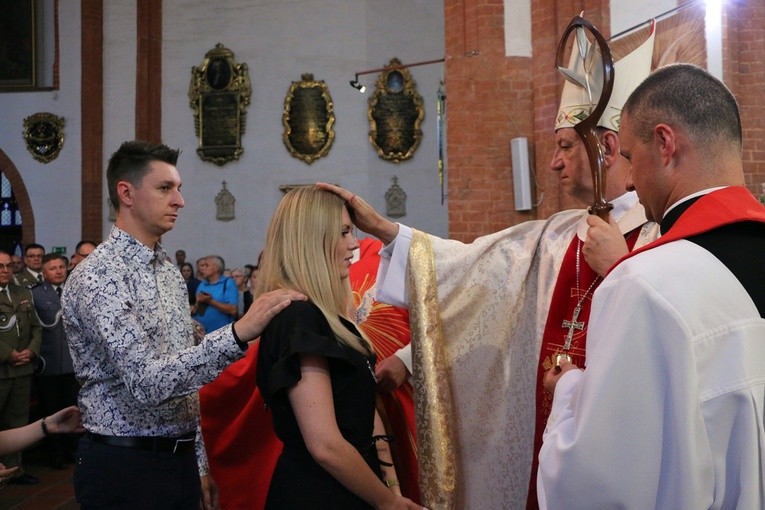 Bierzmowanie i 15-lecie bazyliki garnizonowej we Wrocławiu