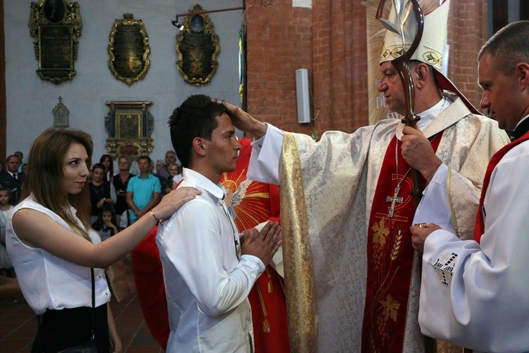 Bierzmowanie i 15-lecie bazyliki garnizonowej we Wrocławiu