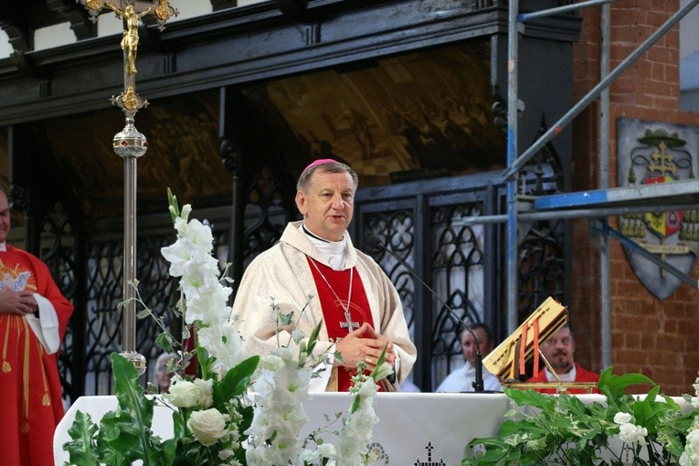 Bierzmowanie i 15-lecie bazyliki garnizonowej we Wrocławiu