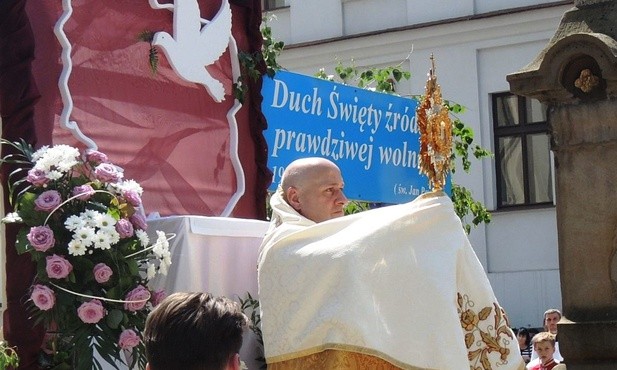 Procesję zakończyło błogosławieństwo przy ołatrzu zbudowanym obok kościoła Opatrzności Bożej w Białej