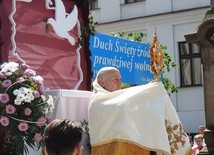 Procesję zakończyło błogosławieństwo przy ołatrzu zbudowanym obok kościoła Opatrzności Bożej w Białej