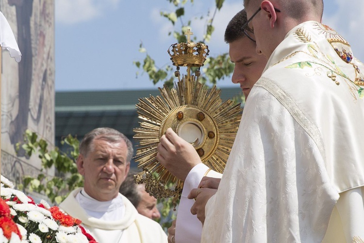 Tysiące warszawiaków na procesji Bożego Ciała