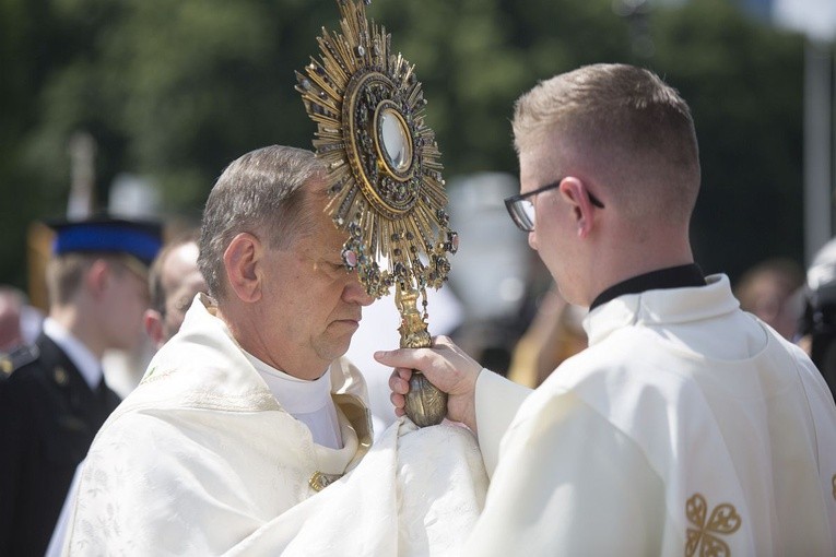 Tysiące warszawiaków na procesji Bożego Ciała