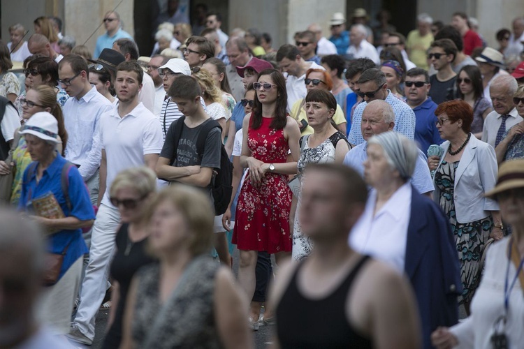 Tysiące warszawiaków na procesji Bożego Ciała