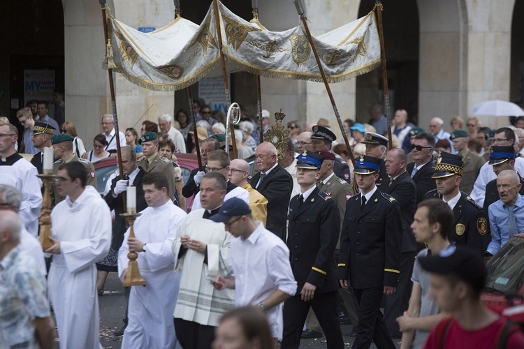 Tysiące warszawiaków na procesji Bożego Ciała