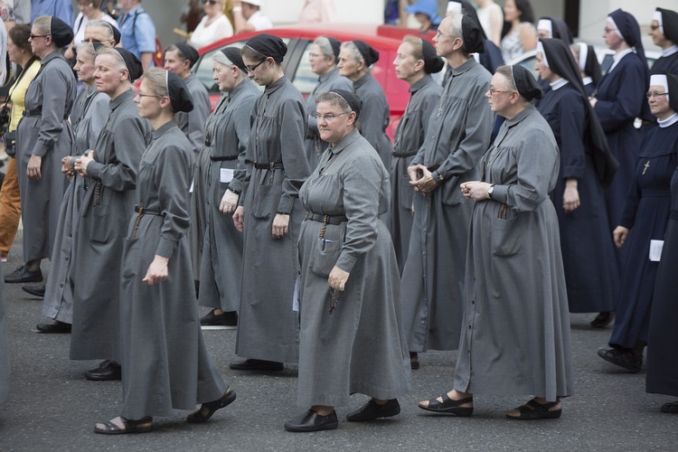 Tysiące warszawiaków na procesji Bożego Ciała