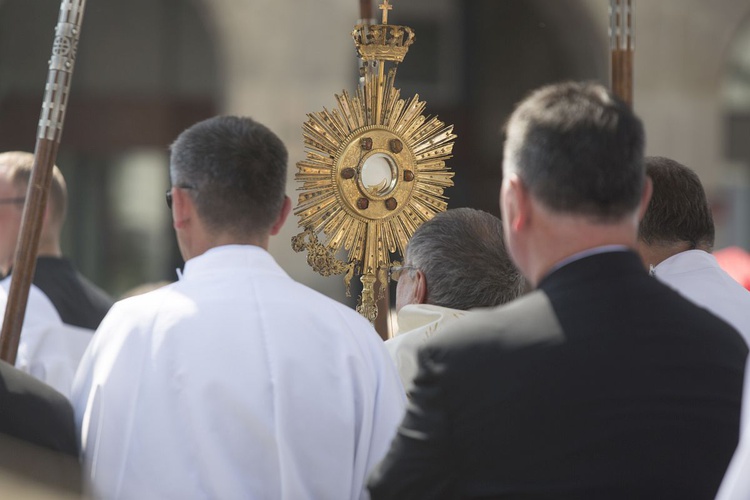 Tysiące warszawiaków na procesji Bożego Ciała