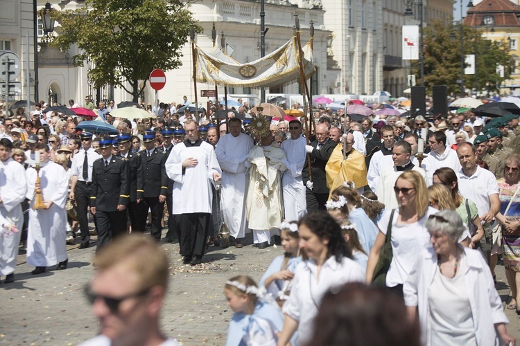 Tysiące warszawiaków na procesji Bożego Ciała