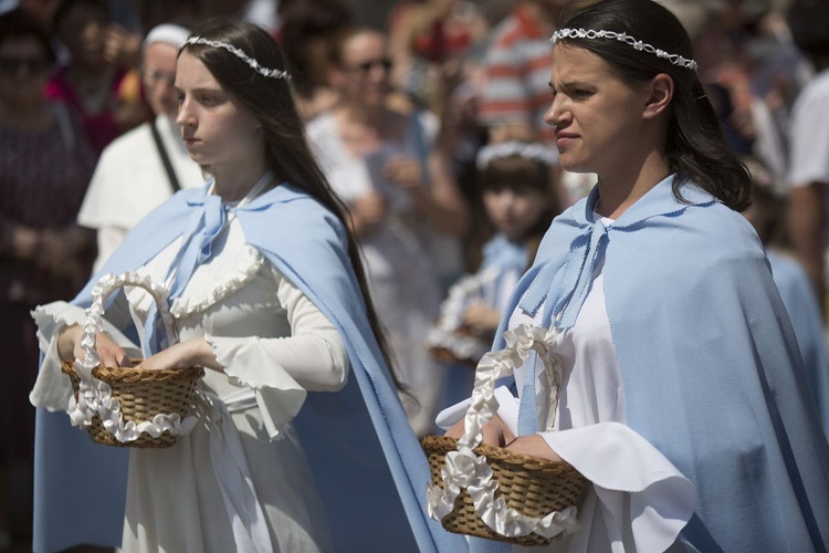 Tysiące warszawiaków na procesji Bożego Ciała