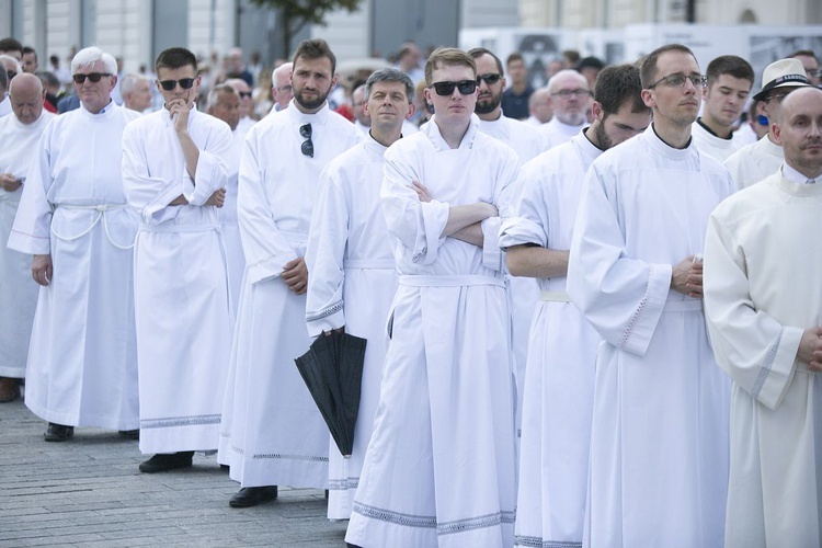 Tysiące warszawiaków na procesji Bożego Ciała