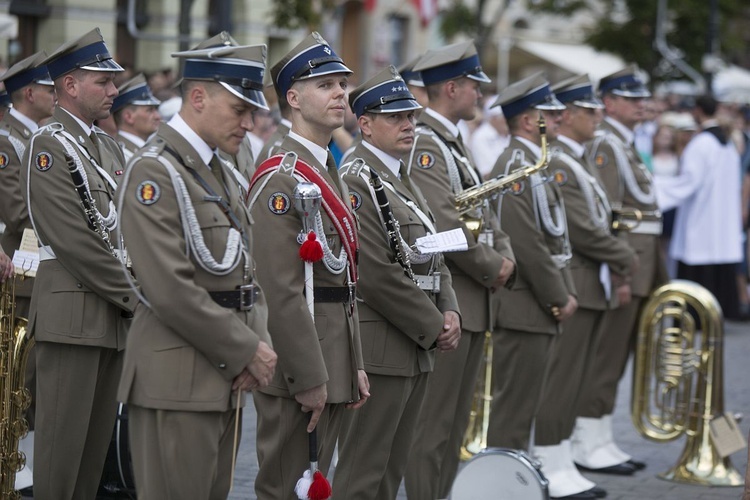 Tysiące warszawiaków na procesji Bożego Ciała