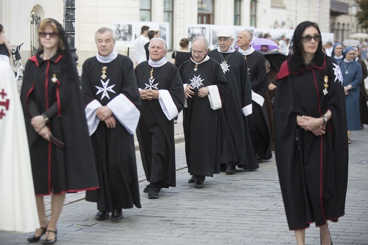 Tysiące warszawiaków na procesji Bożego Ciała