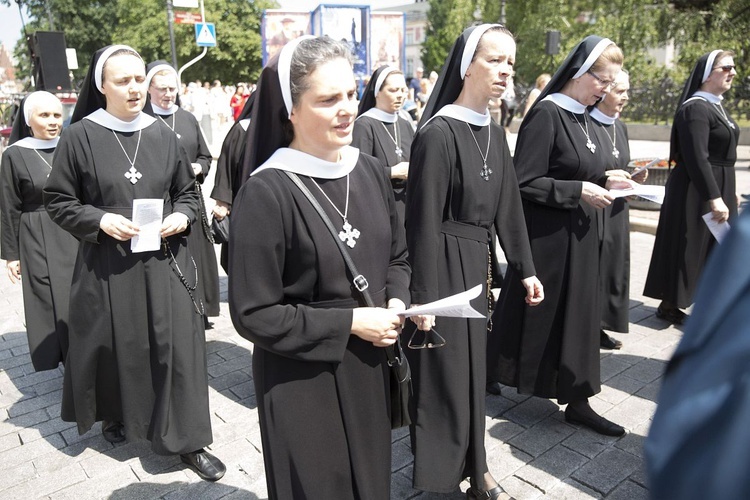 Tysiące warszawiaków na procesji Bożego Ciała